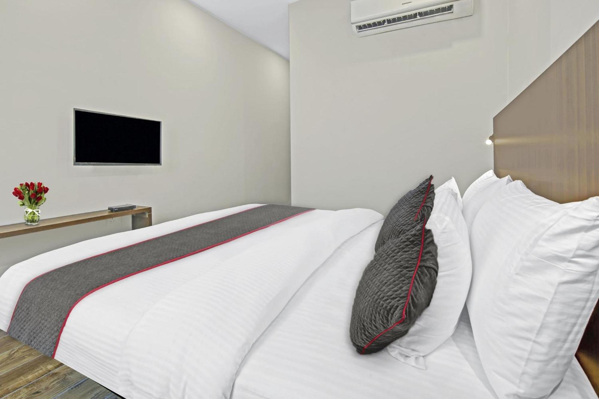 Townhouse Golden Frame Hotel Ghaziabad Exterior photo