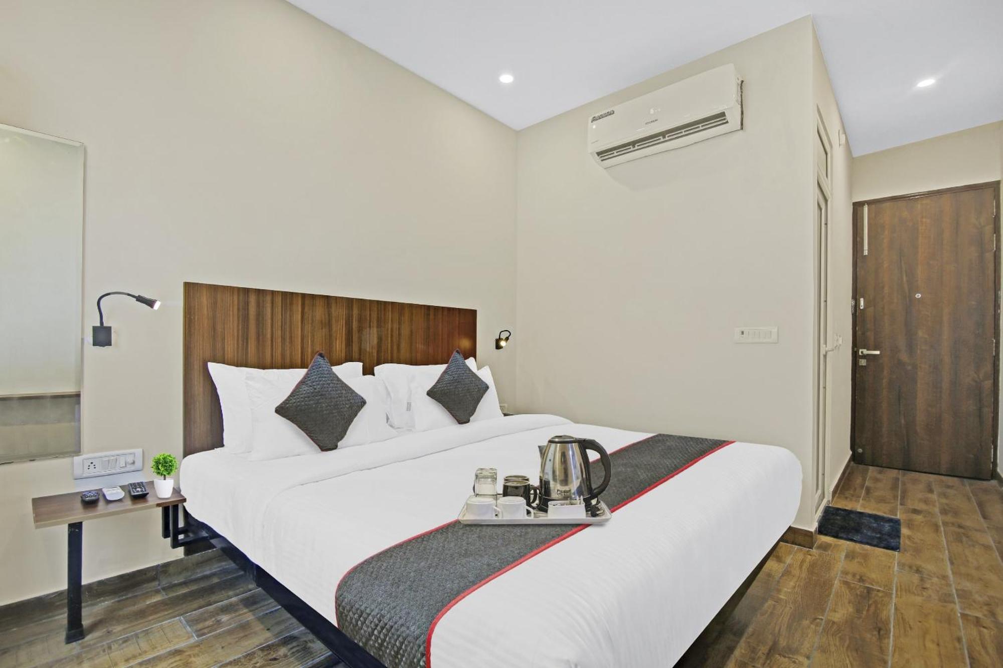 Townhouse Golden Frame Hotel Ghaziabad Exterior photo